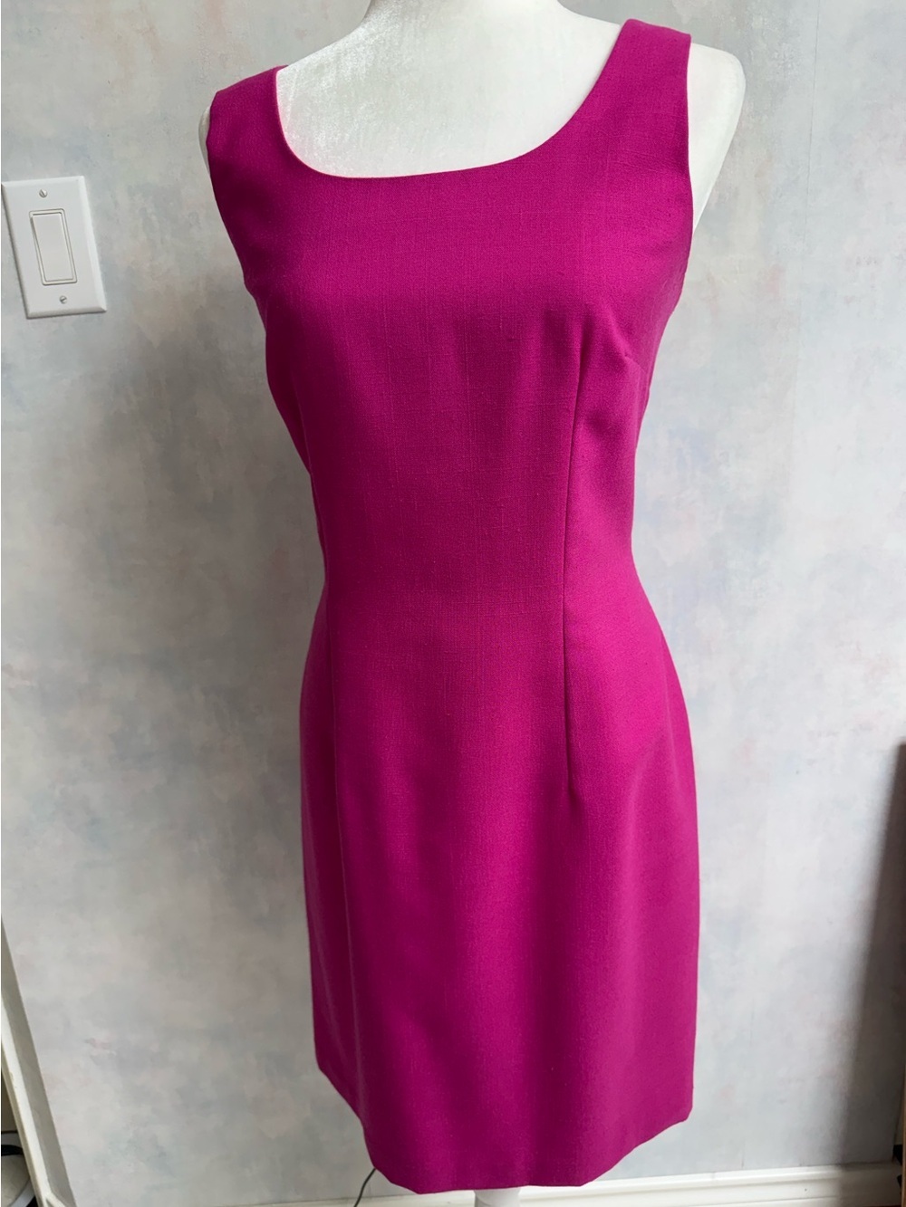 Like New Fuchsia Sheath Career Dress, Scoop Neckline, Sleeveless, Lined,